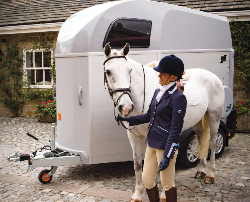 Horsebox_HBE_Silver_Courtyard with White Horse and Owner