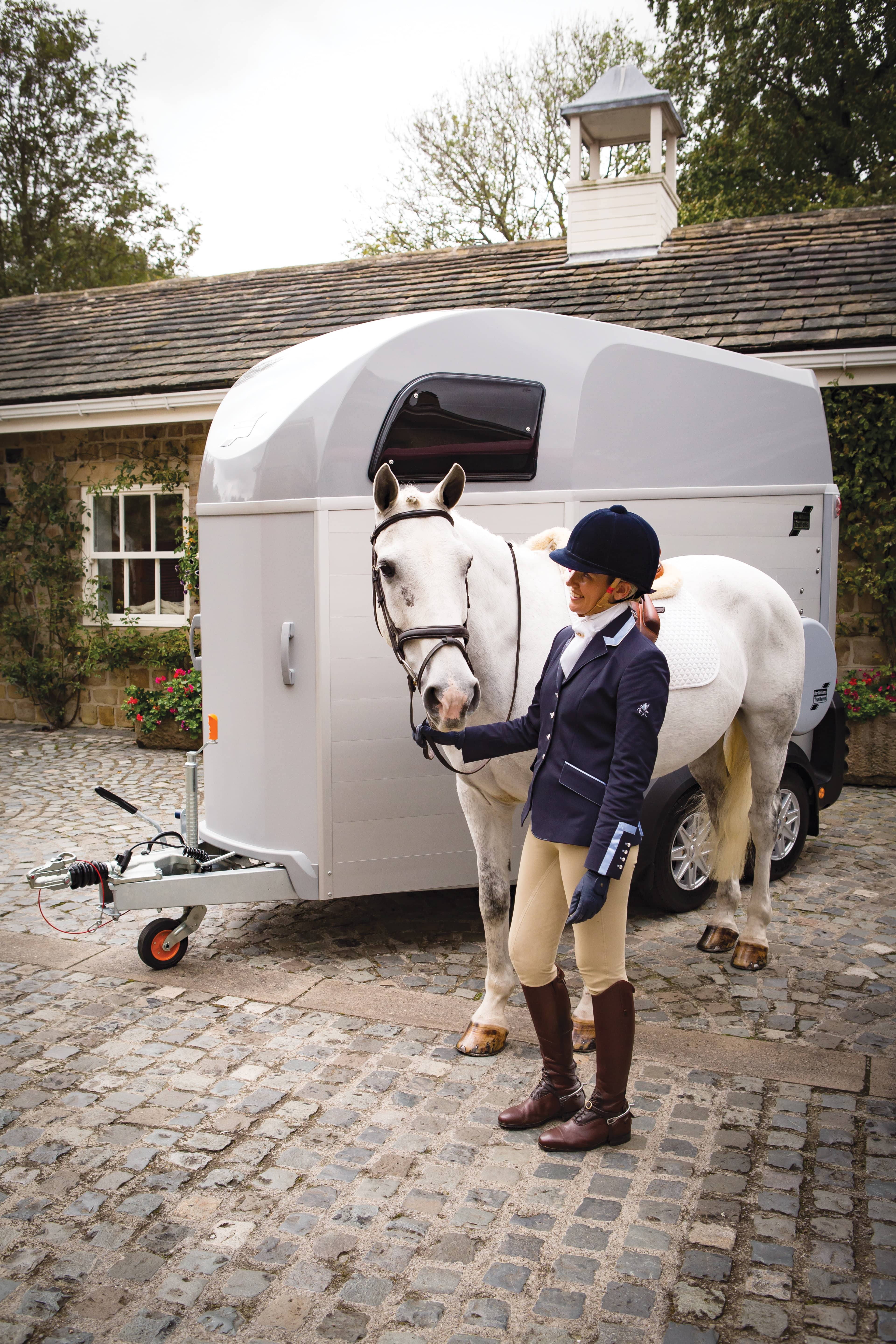 Horsebox_HBE_Silver_Courtyard with White Horse and Owner