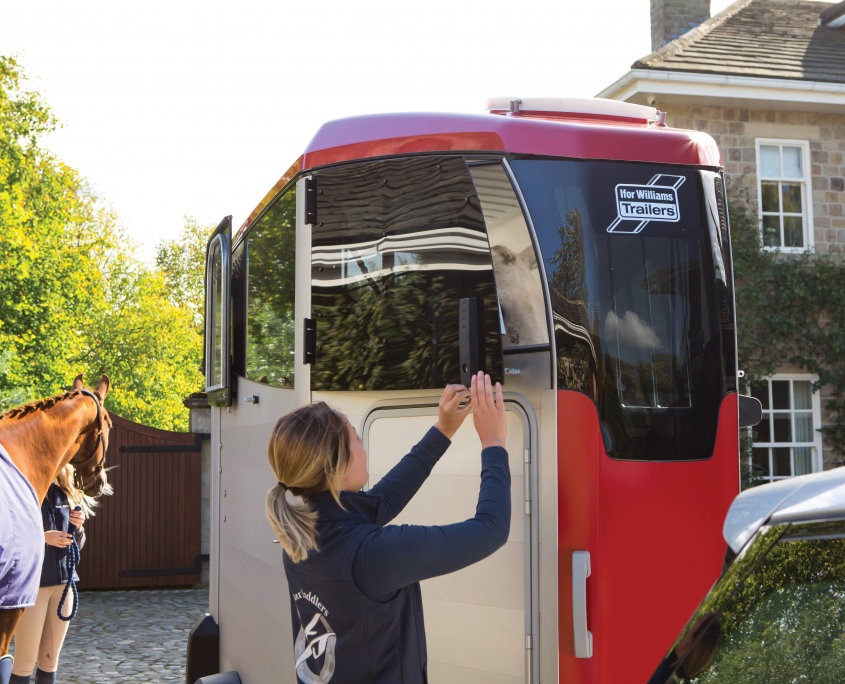 Horsebox_HBX_HBX403_Red_Front Top Door closing_Stable yard