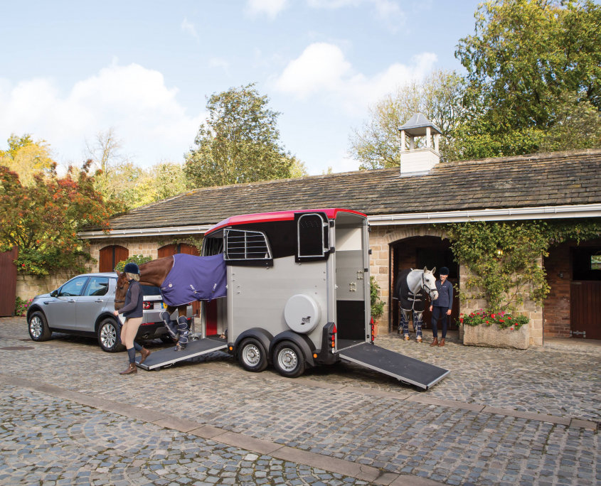 Horsebox_HBX_HBX403_Red_Rear and Front Ramps Open Loading_Stable yard