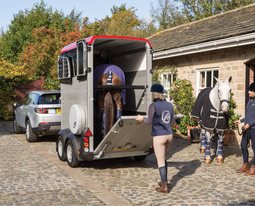 Horsebox_HBX_HBX403_Red_Rear Ramp Closing_stable yard