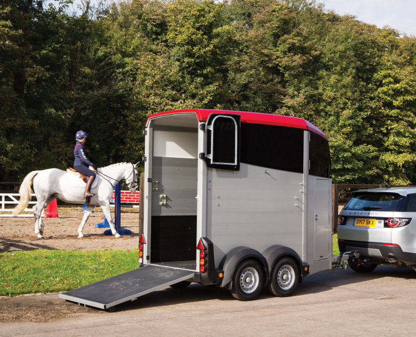 Horsebox_HBX_HBX403_Red_Rear Ramp Open_riding centre