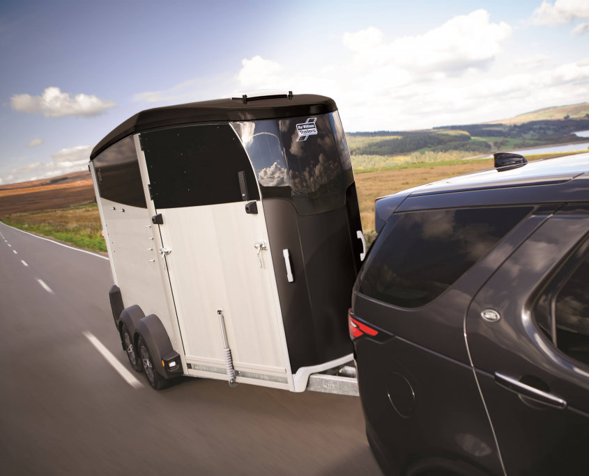 Horsebox_HBX_HBX511_Black_right hand front ramp_Front View_Road