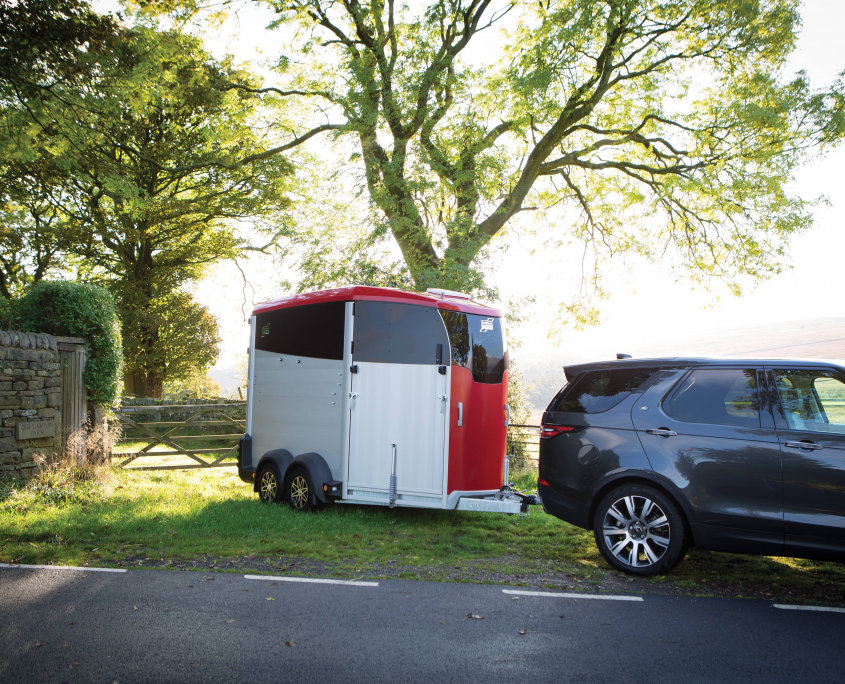 Horsebox_HBX_HBX511_Red_alloy wheels_front left view_Gateway