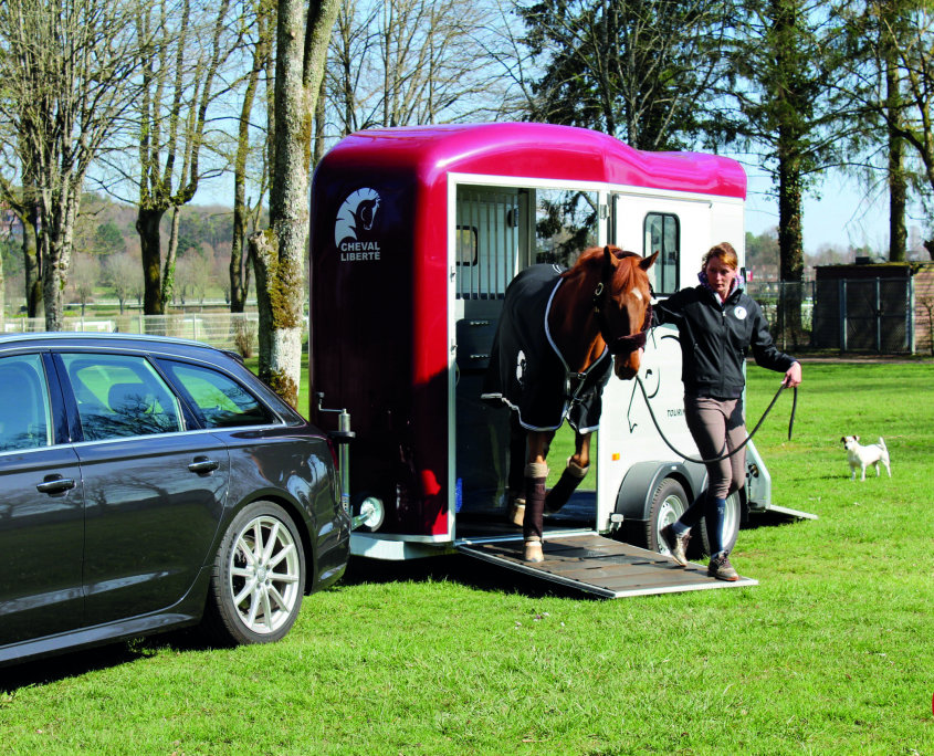 Touring Country Rouge - Pont avant - Anne - Cheval - lateral gauche